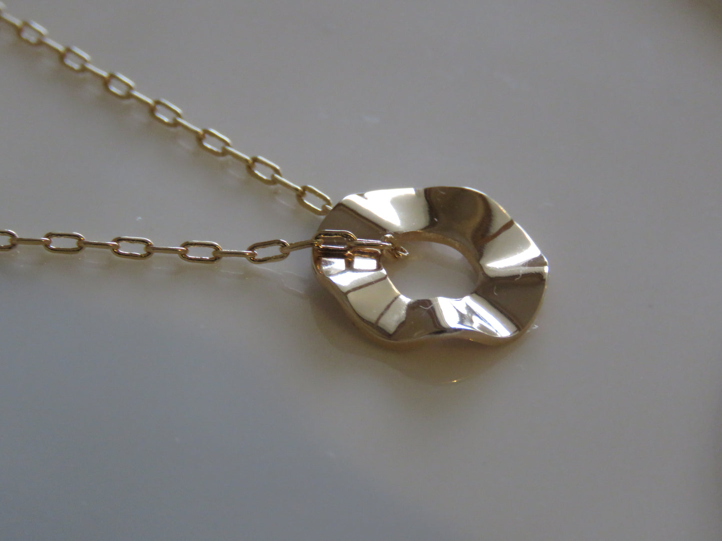 Collier Diane de profil - artisanat - brillant -élégant - torsadé